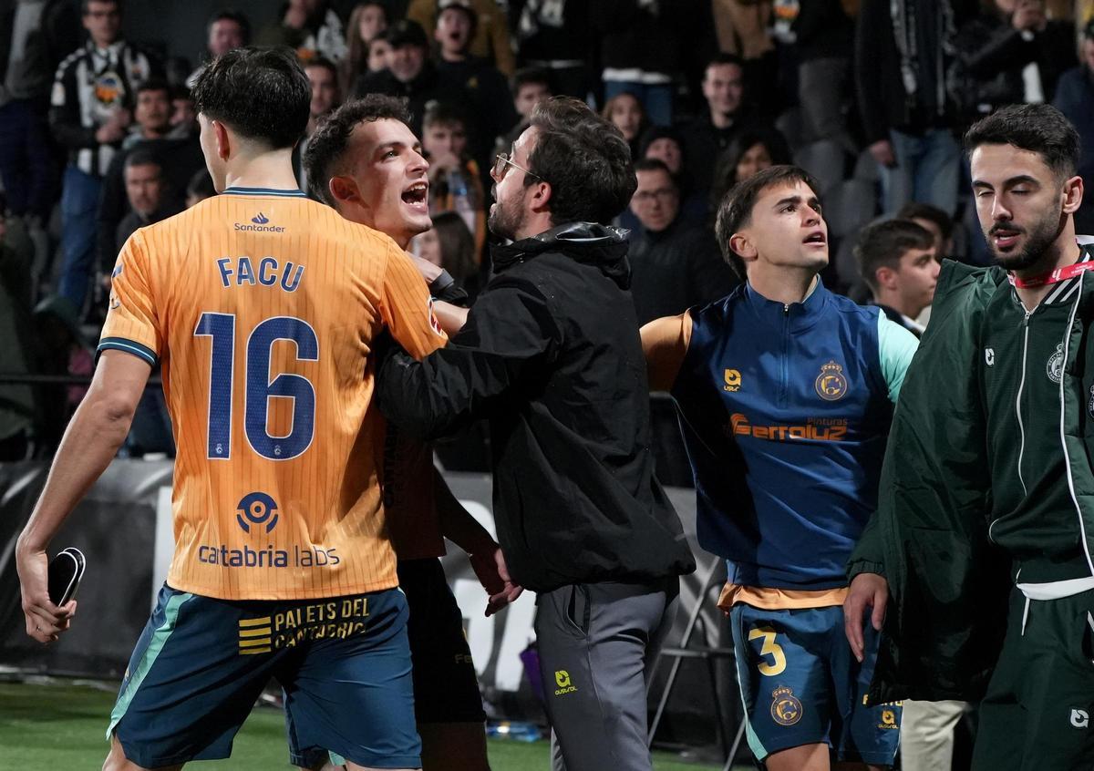 Galería | Nuevas imágenes del 'espectáculo' de los acompañantes del Racing en tribuna