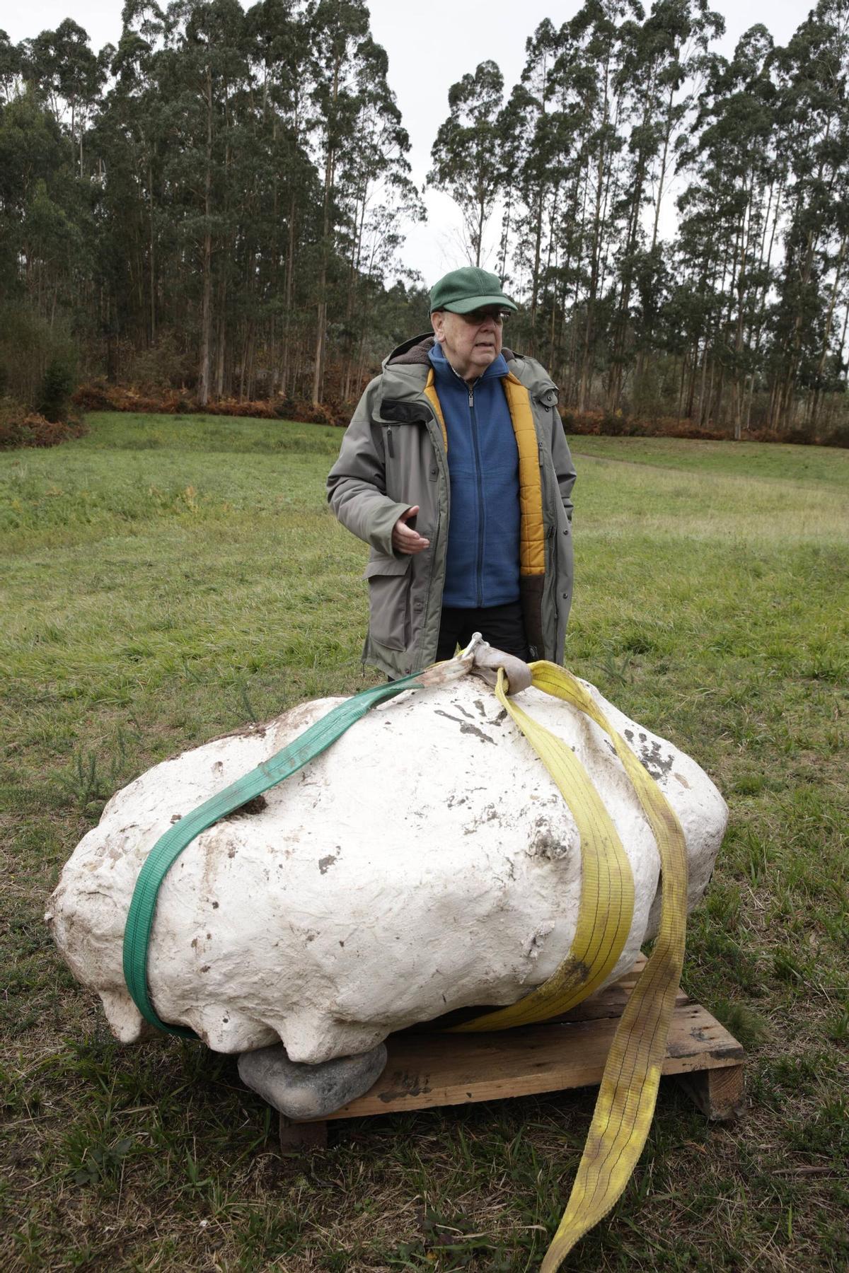 José Carlos García Ramos junto a uno de los bloques rescatados.