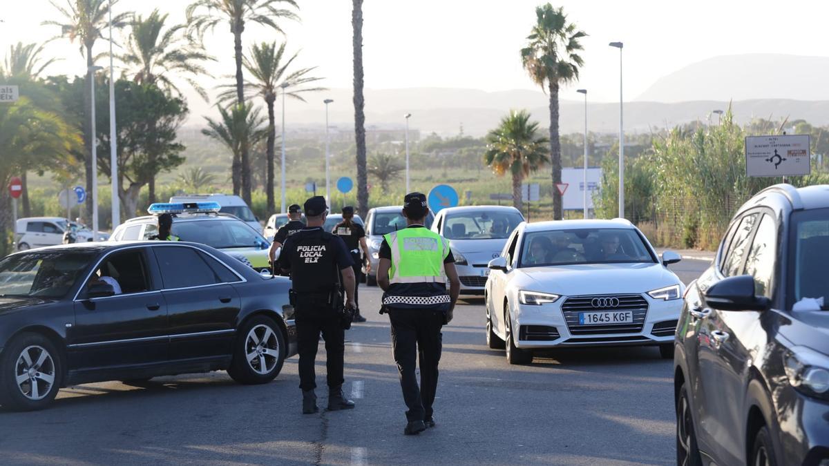 Control de la Policía Local en la rotonda de acceso a Arenales