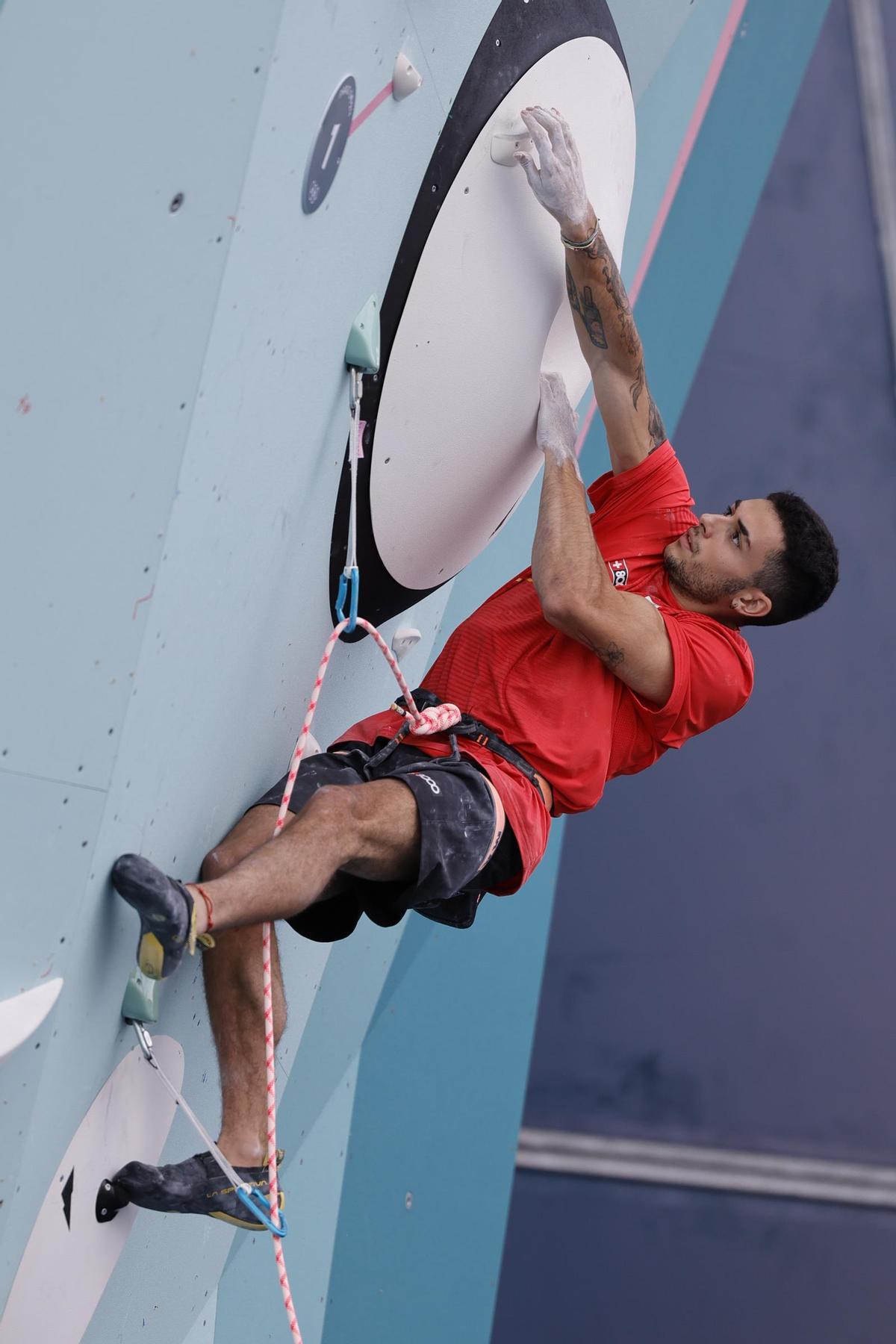 El escalador español Alberto Ginés compite en la final masculina de escalada en la categoría de bloques y dificultad de los Juegos Olímpicos de París 2024 en el Centro de Escalada de Le Bourget, El escalador español Alberto Ginés compite en la final masculina de escalada en la categoría de bloques y dificultad de los Juegos Olímpicos de París 2024 en el Centro de Escalada de Le Bourget,