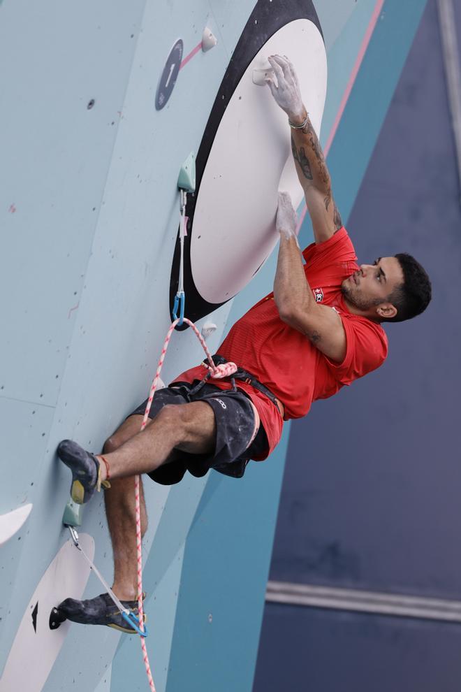 El escalador español Alberto Ginés compite en la final masculina de escalada en la categoría de bloques y dificultad de los Juegos Olímpicos de París 2024 en el Centro de Escalada de Le Bourget,