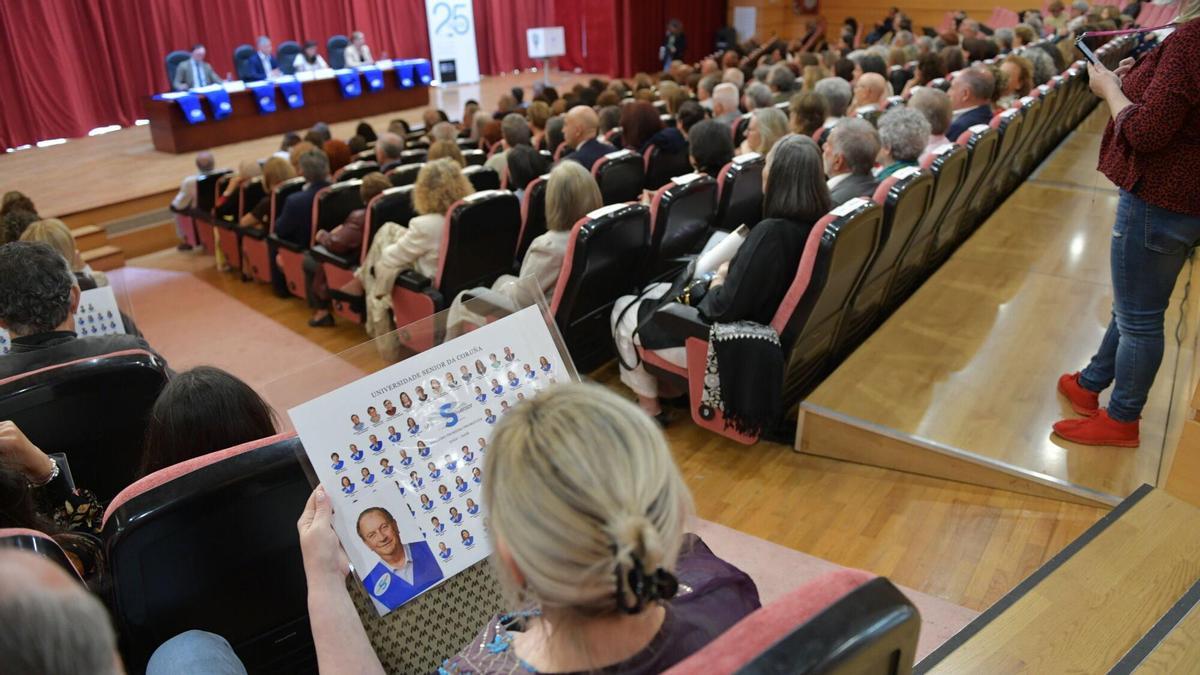 La Universidade Senior de A Coruña cumple 25 años: "Terminamos las clases obligatorias y vamos a la de sociología a socializar"