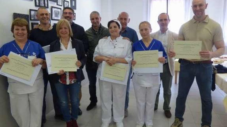 Por la izquierda, en la primera fila, Josefa Fernández, Javier Álvarez, Raquel López, Mari Ángeles González, Marisa Díaz y José Carlos Pérez, trabajadores con 25 años en la residencia. Detrás, por la derecha, Juan José Martín, actual director, y sus predecesores, Ramón González, Francisco Salguera y Luis Miguel Gómez.