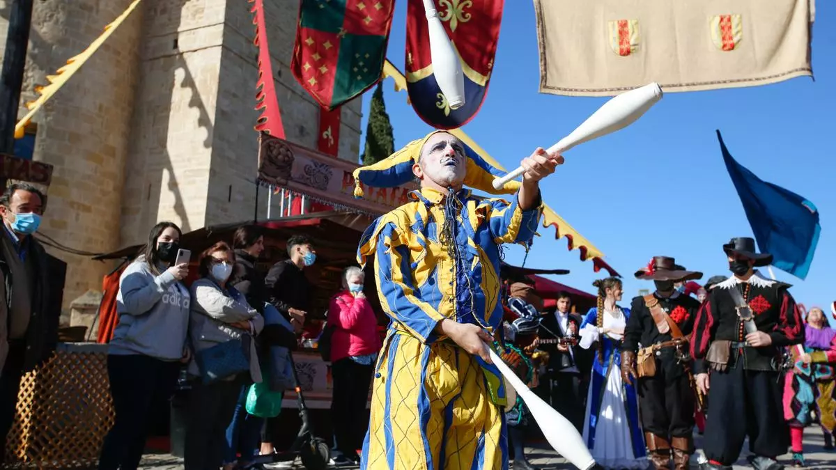 El Mercado Renacentista abre sus puertas con un pasacalles multicolor