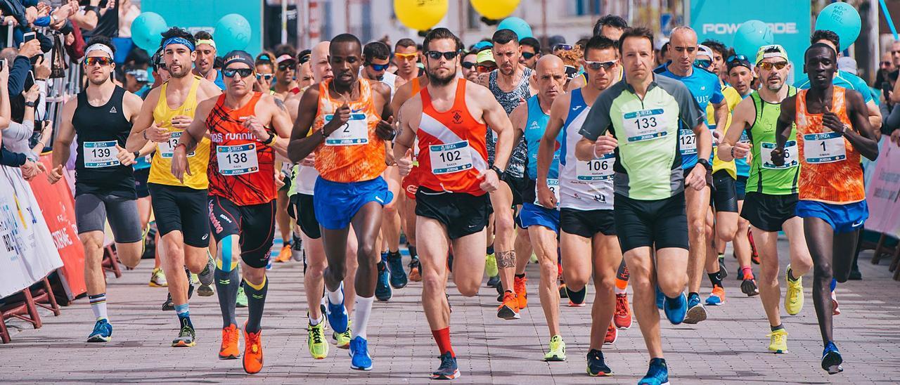 Un instante de la cabeza de carrera con los favoritos en la prueba de 42 kilómetros del Ibiza Marathon, tras el pistoletazo de salida de una edición pasada.