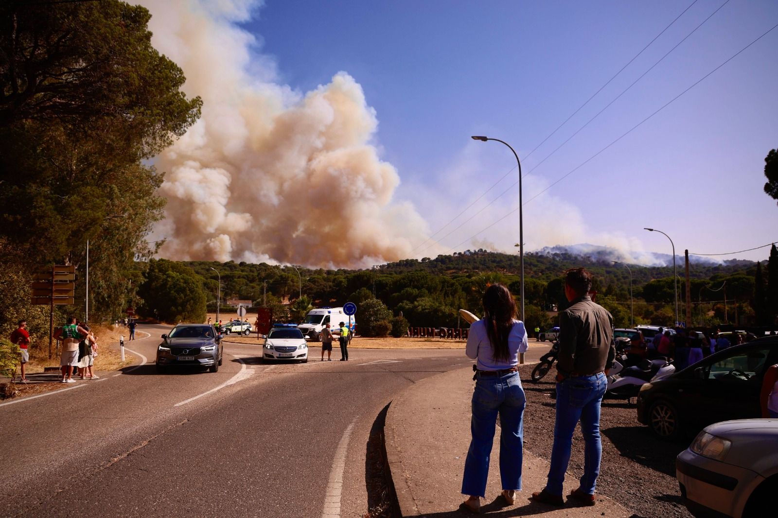 Vecinos de Cerro Muriano observan la columna de humo del incendio de Cerro Muriano.