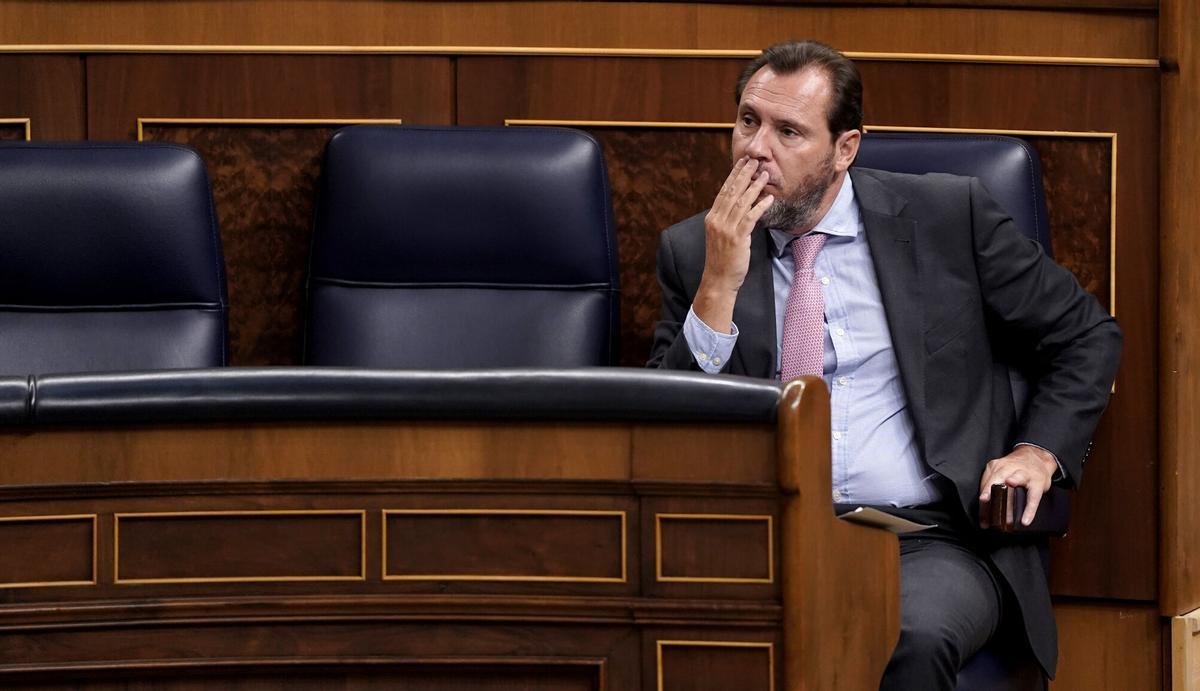 El ministro de Transportes, Óscar Puente, durante un pleno en el Congreso de los Diputados.