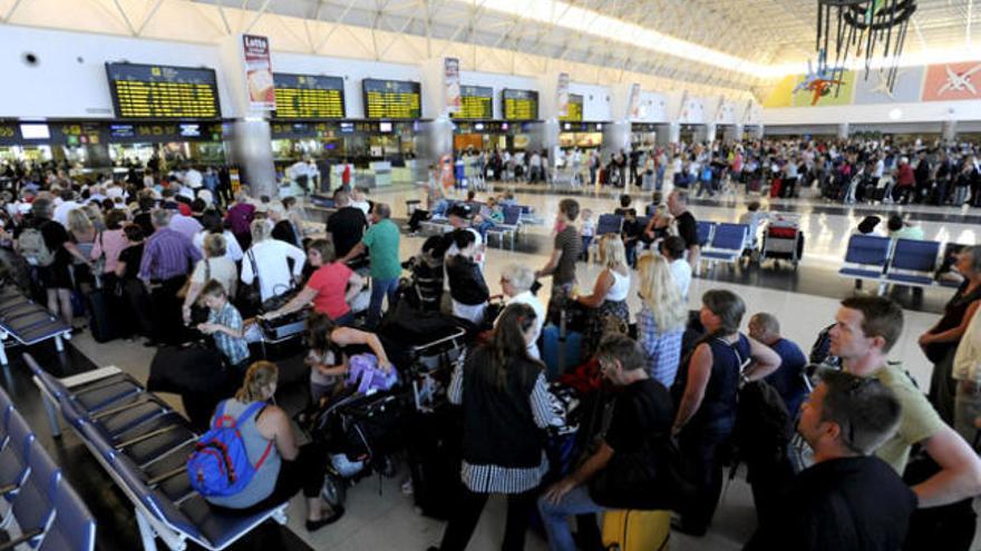 Turistas esperan para embarcar en el Aeropuerto de Gran Canaria. i LA PROVINCIA/DLP