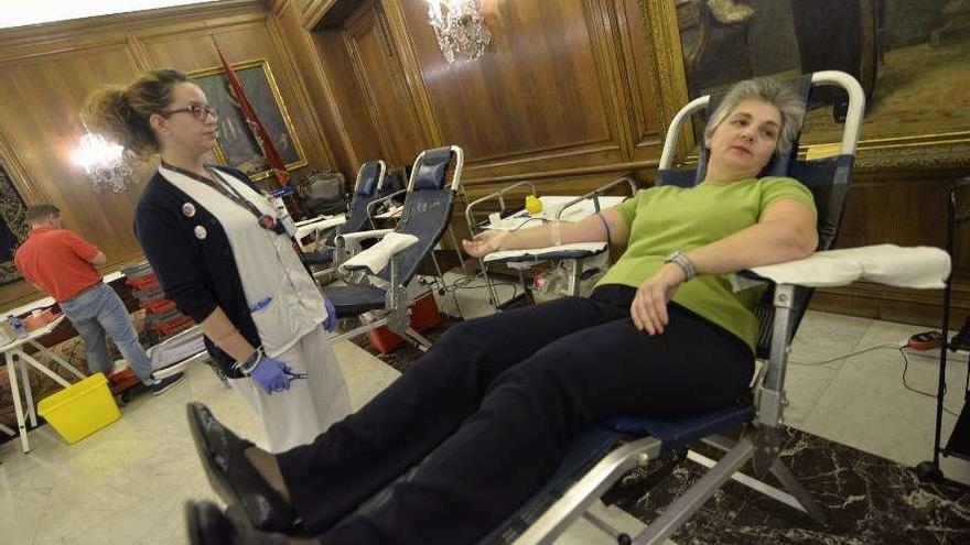 Antonia Criado, durante la donación, ayer en el Ayuntamiento, junto a la enfermera Sheila Menéndez.