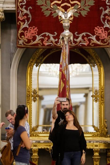 Visita a la Real Senyera en el Ayuntamiento