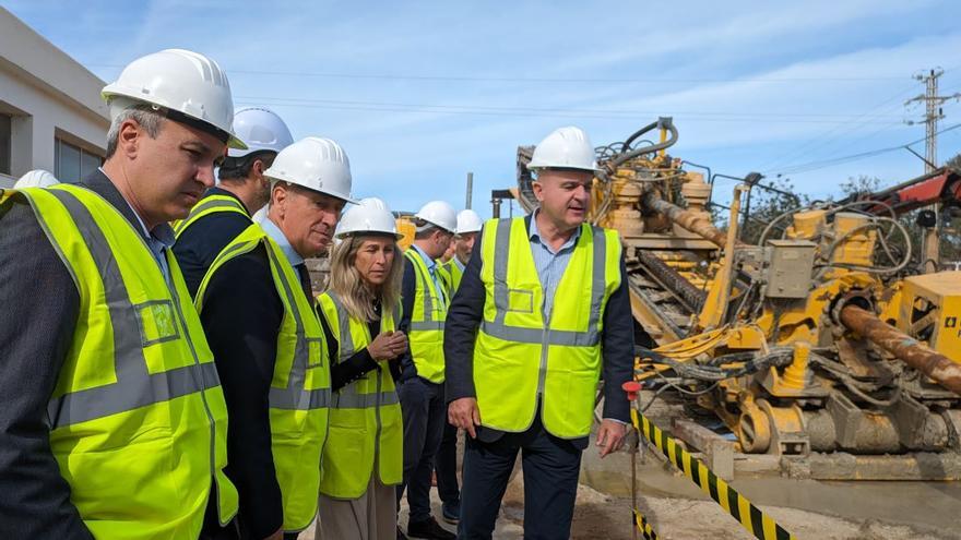 Taladradora para instalar el emisario de la depuradora de Santa Eulària