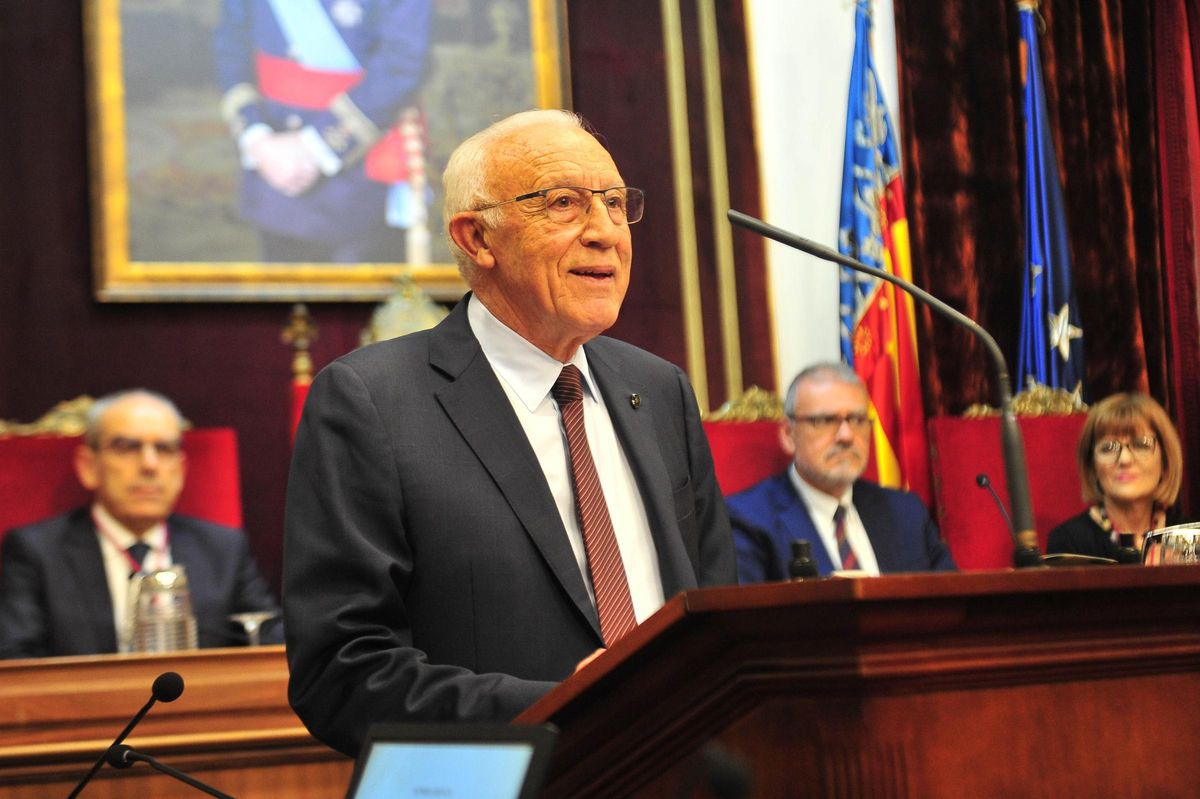 Paco Borja, durante la laudatio de Antonio Serrano Bru