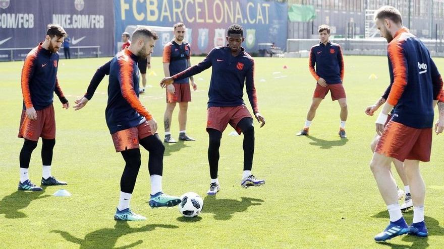 Instante del entrenamiento del Barça con Rakitic a la derecha.