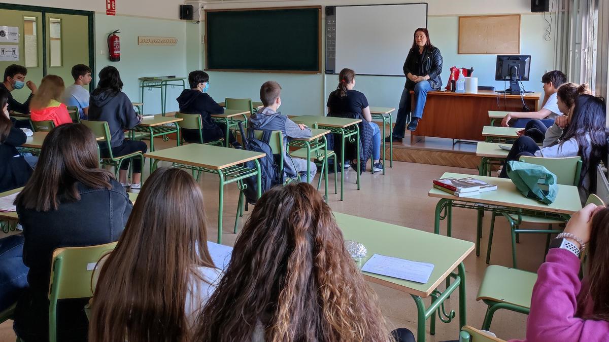 Antes del encuentro literario, el alumnado de 3º de ESO había leído dos de los libros de la trilogía Verdad, Mentira y Miedo.