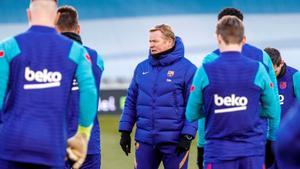 Koeman: Jugar en césped artificial no es excusa; tenemos que cumplir