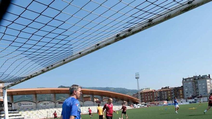 Paco observa un entrenamiento desde la portería del Antuña.