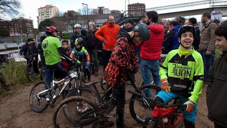 Usuarios del &quot;pump track&quot; del barrio del Polígono, ayer, durante su concentración.