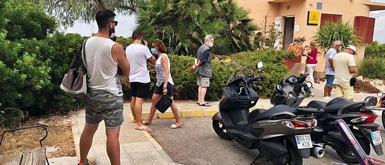 Personas esperando su turno a las puertas de la Oficina de Correos de Gran Alacant.