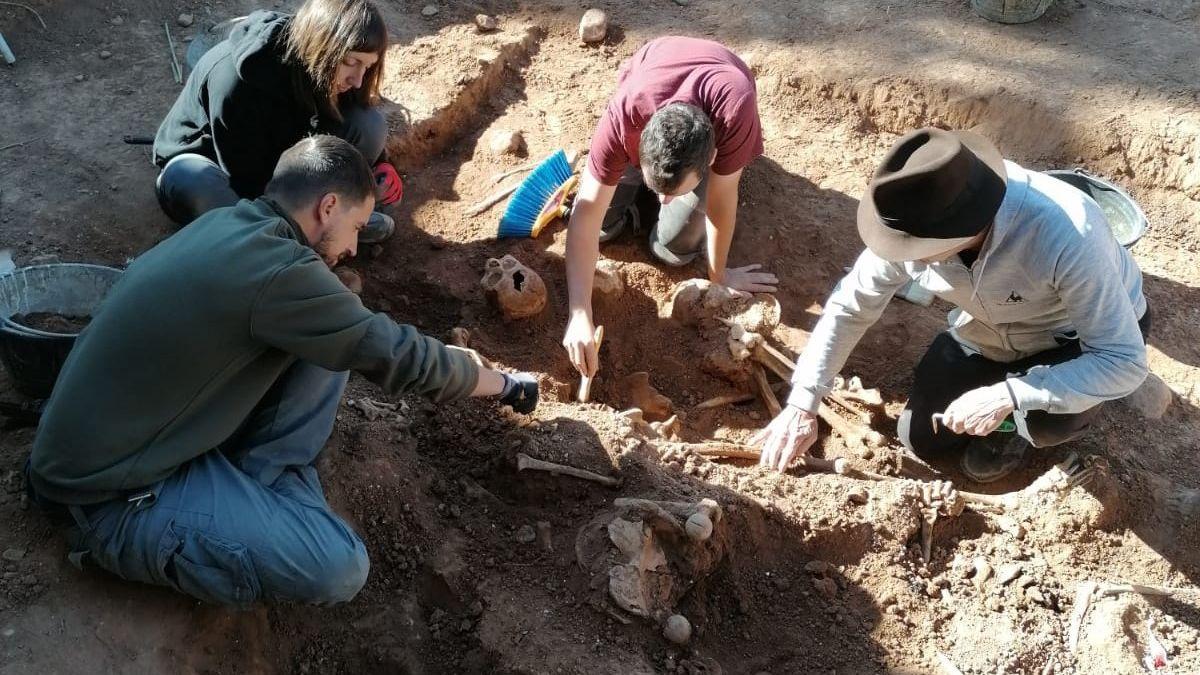 Los arqueólogos, durante la excavación de la fosa en la que se trabaja en la actualidad.