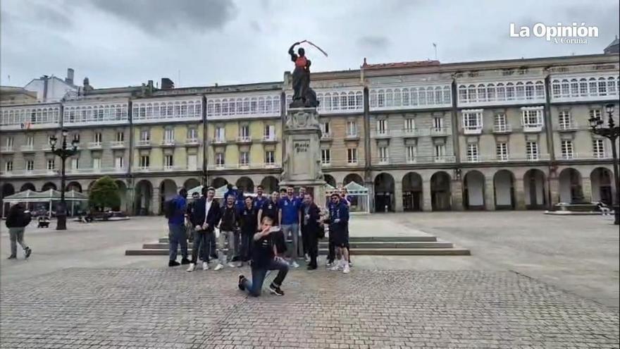 Los jugadores del Leyma celebran en María Pita el ascenso a la ACB en el día después