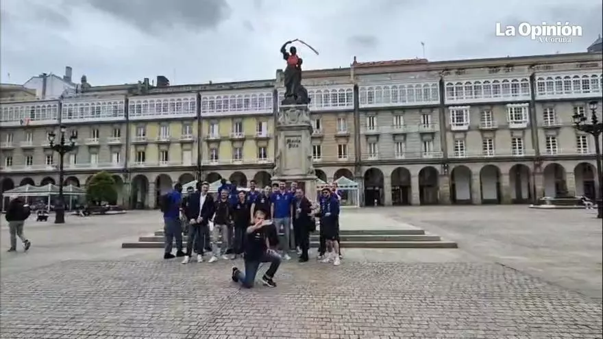 Los jugadores del Leyma celebran en María Pita el ascenso a la ACB en el día después