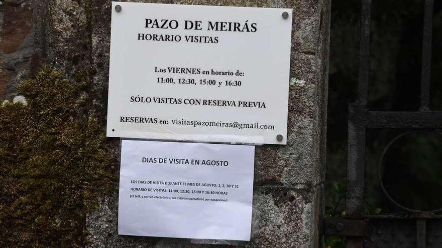 Carteles con los horarios de visita instalados a la entrada del pazo.