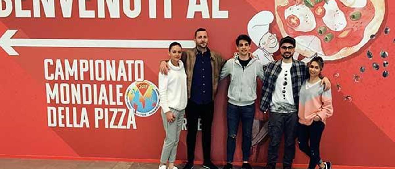 El equipo de la pizzería al completo en el certamen de Parma.  // Don Marco
