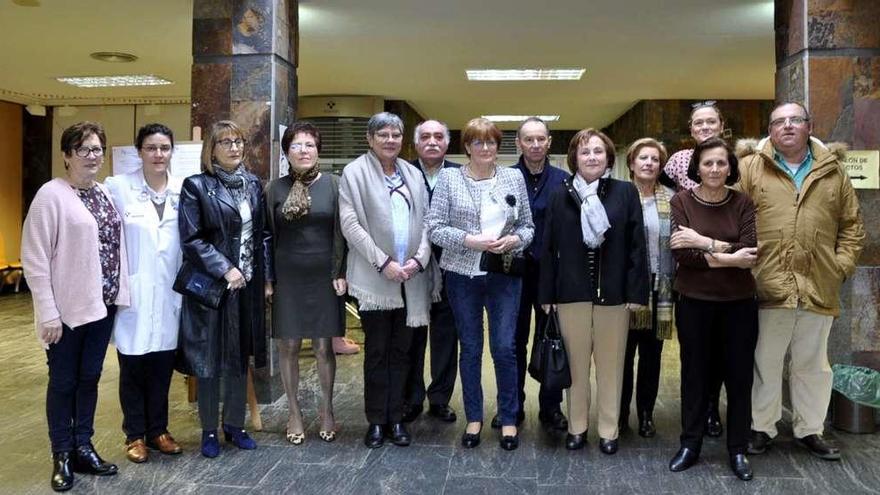 Por la izquierda, Remedios Luiña, Bárbara González (directora de Atención Sanitaria), Julia García, Mari Luz Huerta, María Pilar Álvarez, Enrique Pérez, Balbina Vijande, Julio Ptaszynski, Luzdivina Parrondo, Pilar Ordóñez, Susana Santamarina, Serafina Pampín y Juan Jesús Quirós, en el vestíbulo del Hospital de Jarrio.