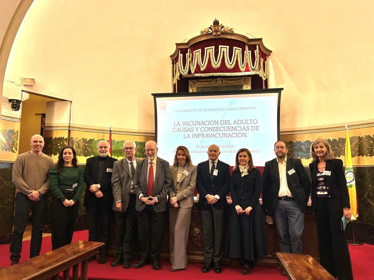 José Antonio Navarro y Jaime Pérez (4º y 2º por la derecha) en la reunión de expertos en vacunas.