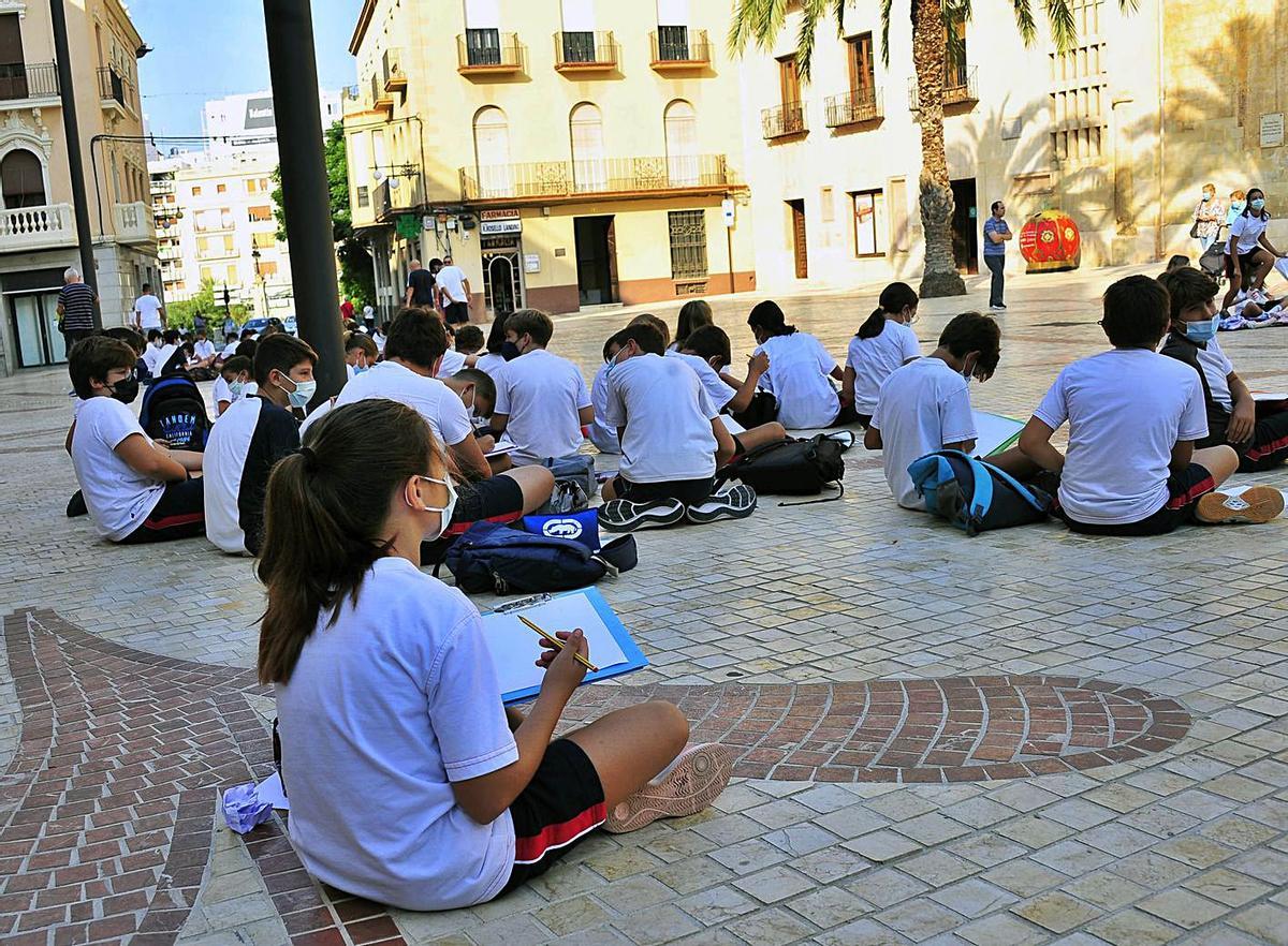 El colegio Jesuitinas de Elche participó en esta jornada en la Plaza de Baix. | MATÍAS SEGARRA