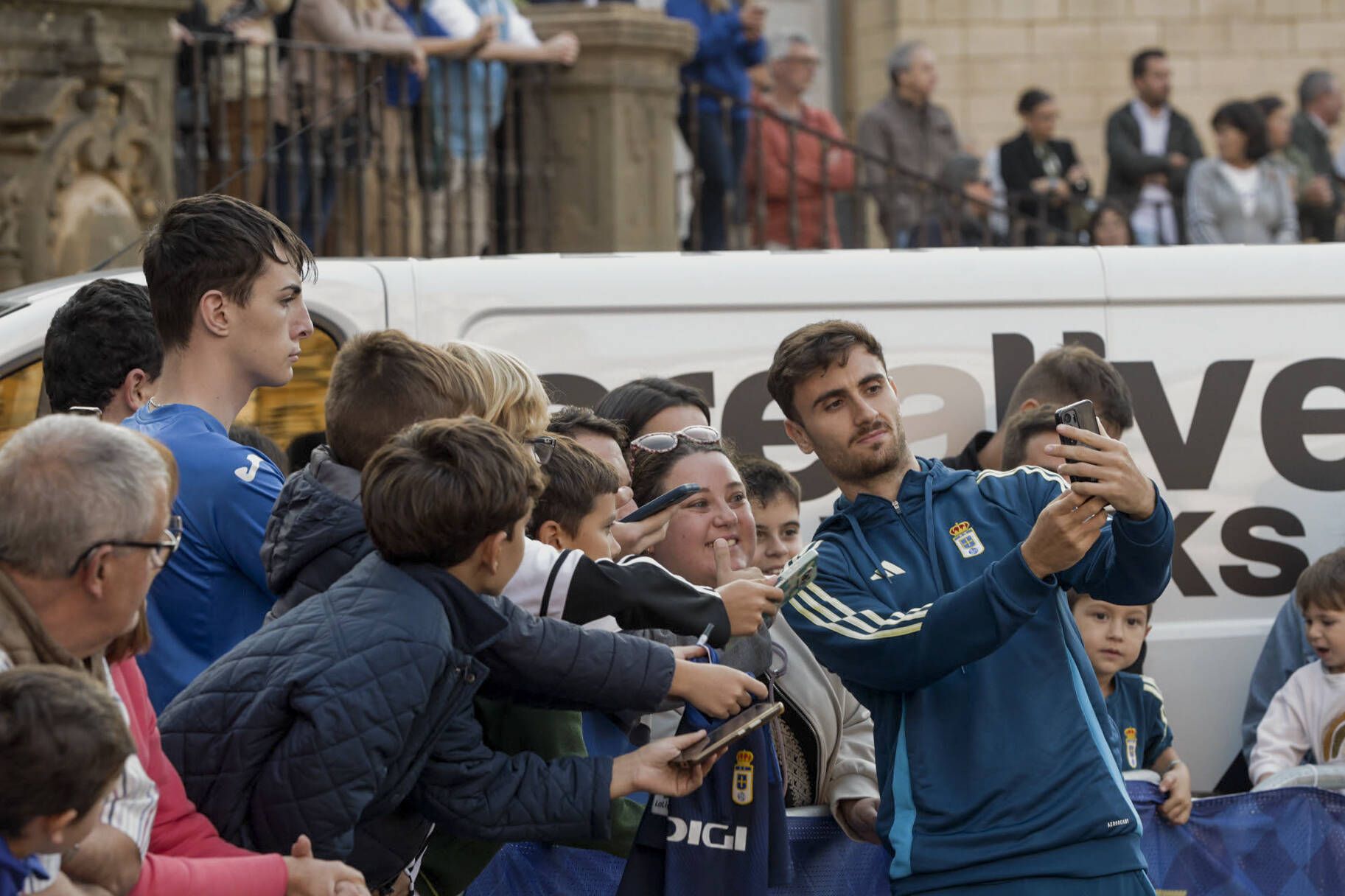 Locura azul en Oviedo: así fue la entrega de los nuevos coches a la plantilla en la plaza de la Catedral
