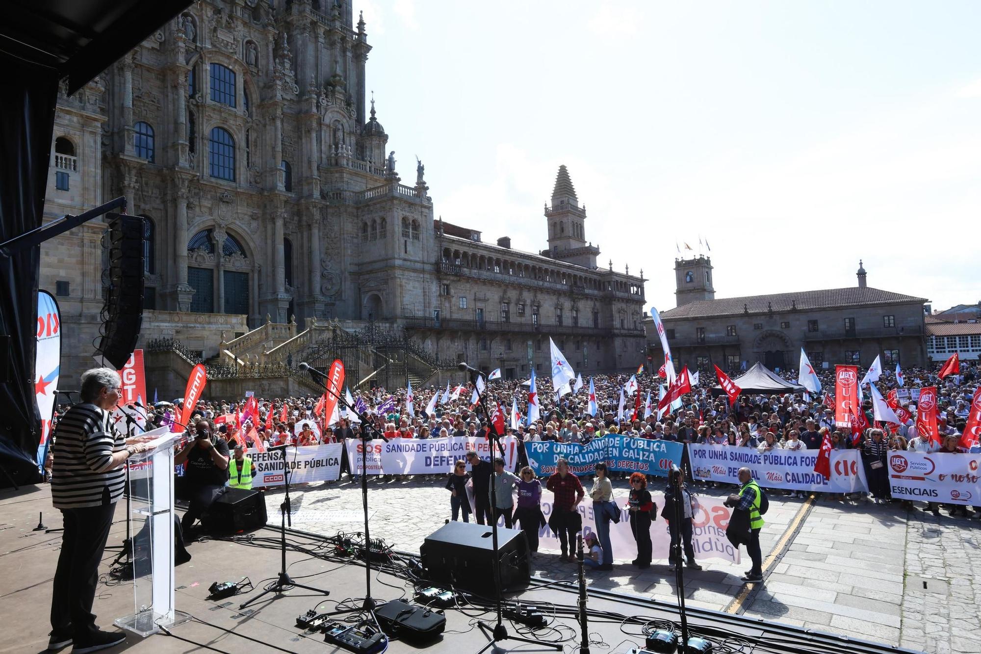 Miles de gallegos reivindican mejoras en la sanidade pública en Santiago