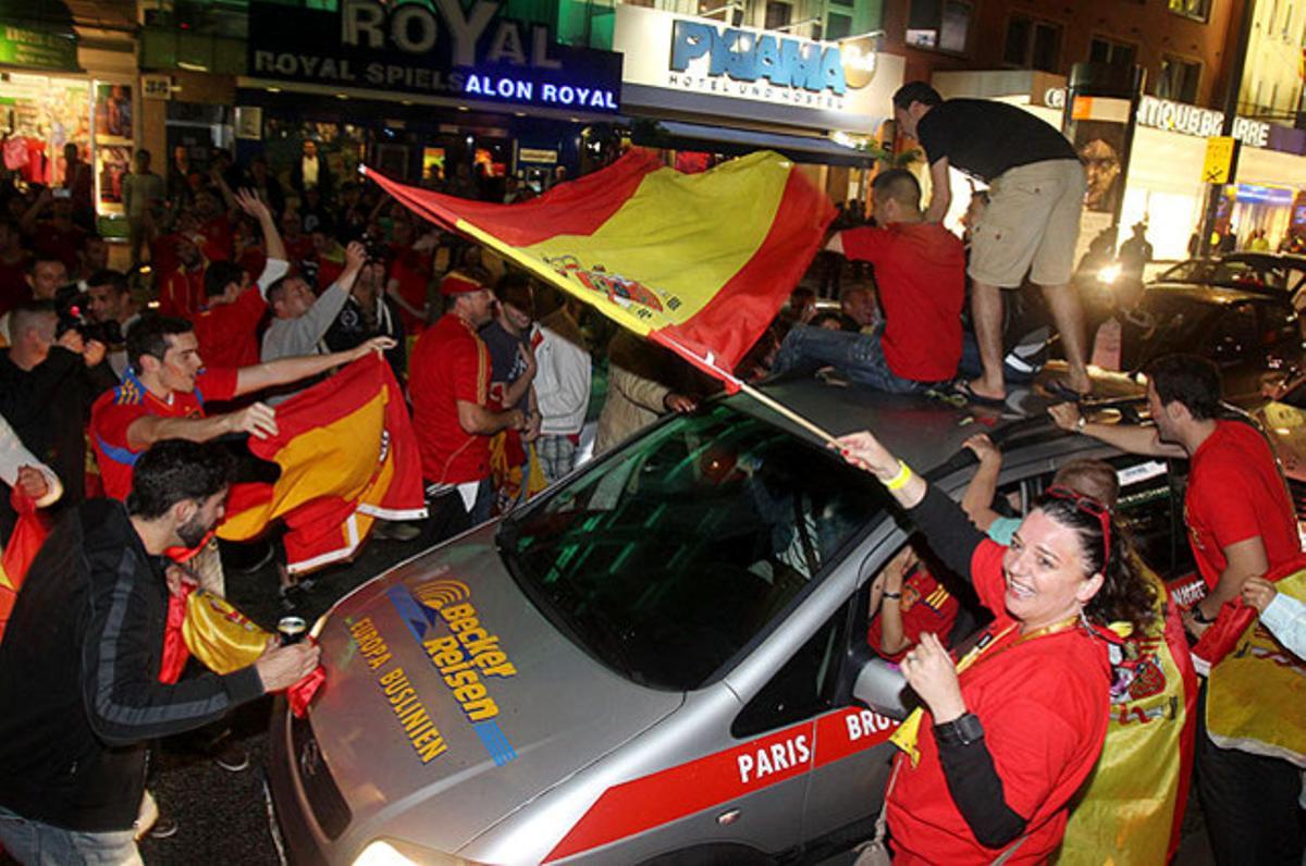 Seguidors de la selecció espanyola, a Hamburg (Alemanya), celebren la victòria de ’la Roja’ contra Itàlia (4-0), en la final de l’Eurocopa 2012.