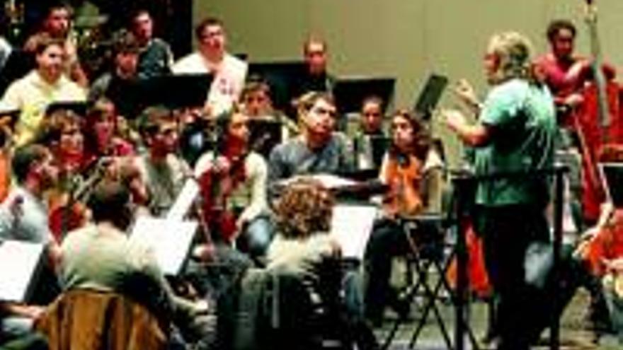 La orquesta joven toca musica de mozart en el palacio de congresos