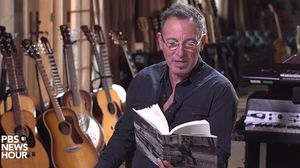 Bruce Springsteen llegeix un passatge de ’Born to run’ a la tele.