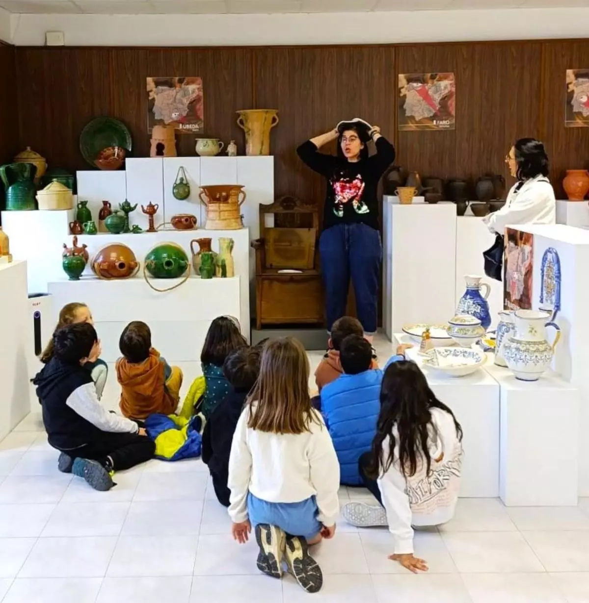 Alumnado del colegio Valle Inclán visita el Museo Os Oleiros