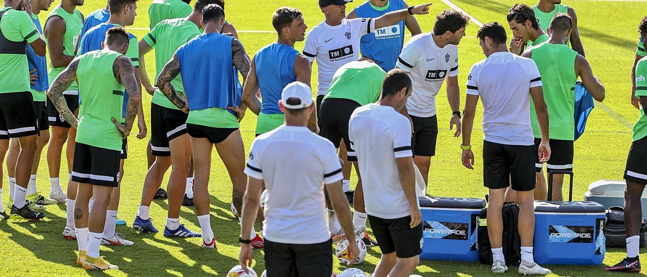 Fran Escribá dando instrucciones, durante un entrenamiento en el campo Díez Iborra de la Ciudad Deportiva Juan Ángel Romero. | ANTONIO AMORÓS