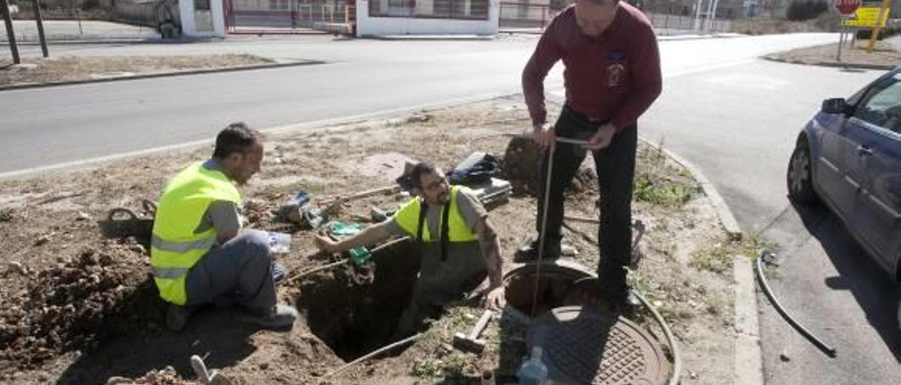 Reparan un reventón en una tubería del polígono de Simat