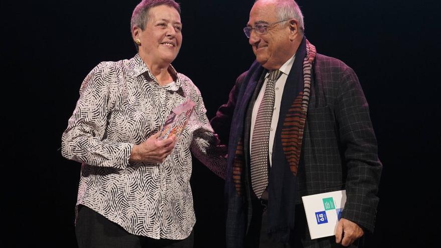 Joaquim Nadal lliurant el premi a Montserrat Terradas.