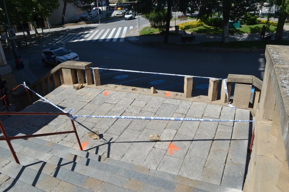 Un cotxe cau per les escales de la plaça Onze de Setembre