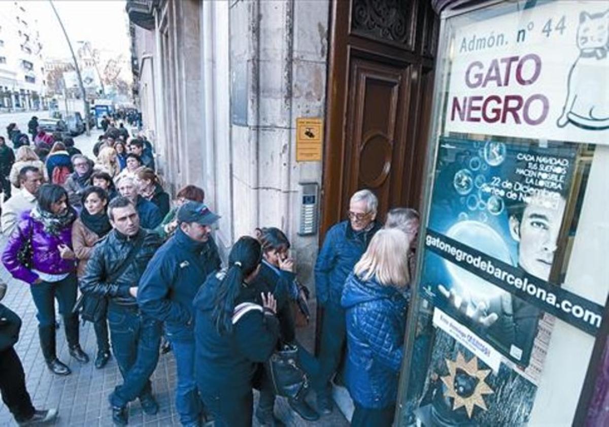 Ambient prenadalenc 8Cues per comprar loteria de Nadal al Gato Negro, dilluns passat. Ambient prenadalenc 8Cues per comprar loteria de Nadal al Gato Negro, dilluns passat.