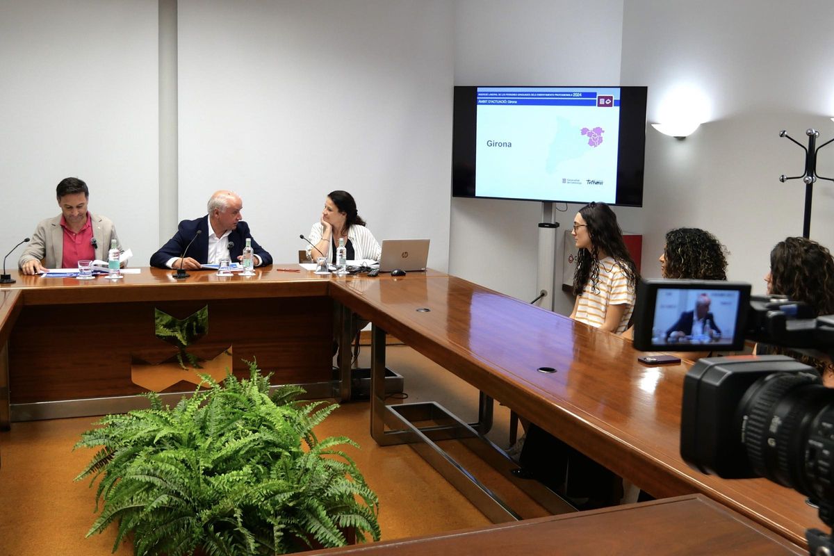El director dels Serveis Territorials d'Educació i Formació Professional a Girona, Miquel Marcé, i el president de la Cambra de Comerç de Girona, Jaume Fàbrega, presenten l'informe d'inserció laboral dels estudiants d'FP a la demarcació de Girona.