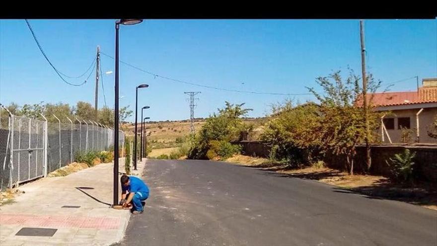 Mejoran la iluminación en el acceso al cementerio municipal