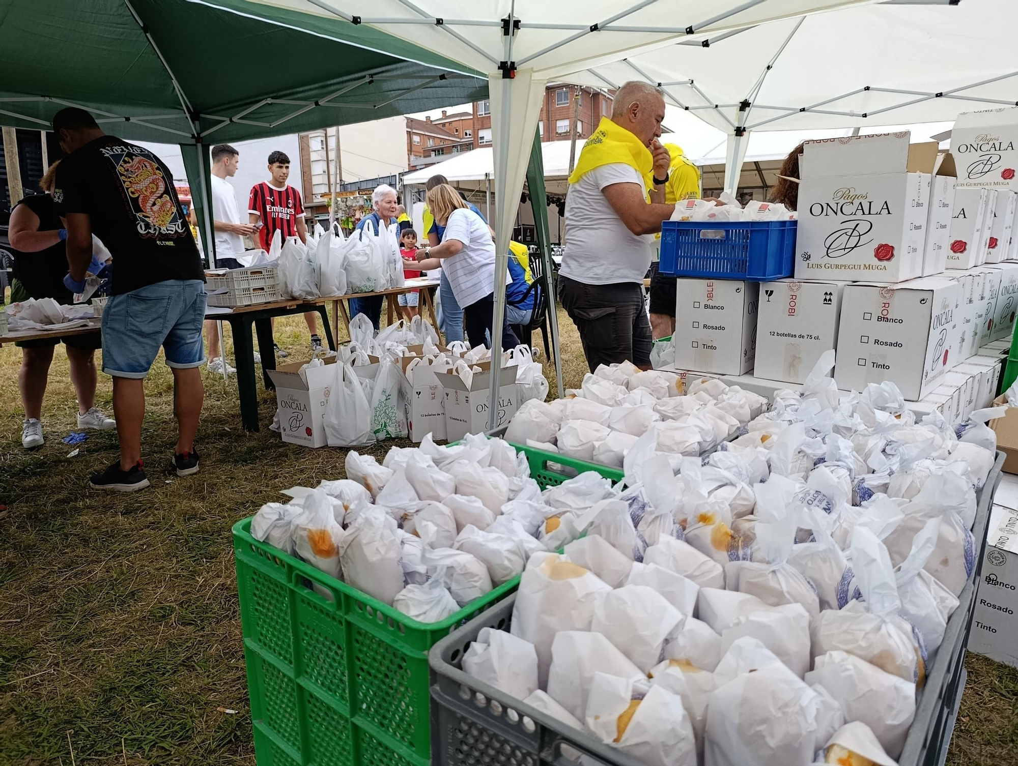 Mesa y mantel para más de mil personas en las fiestas de El Berrón