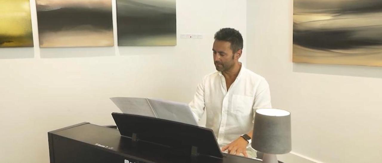 Carlos Oubiña, durante 21 años pianista en la orquesta Panorama y ahora, director de la Escuela de Música Municipal de O Grove.