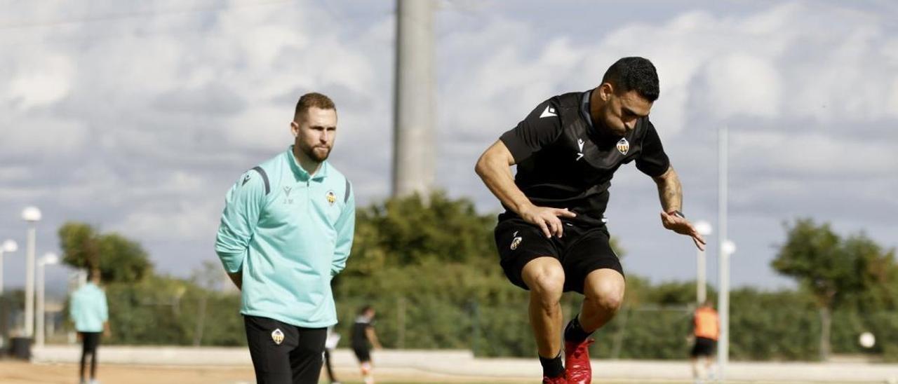 Dani Romera, en el entrenamiento de este jueves en Orpesa, bajo la atenta supervisión del fisioterapeuta José Martí.