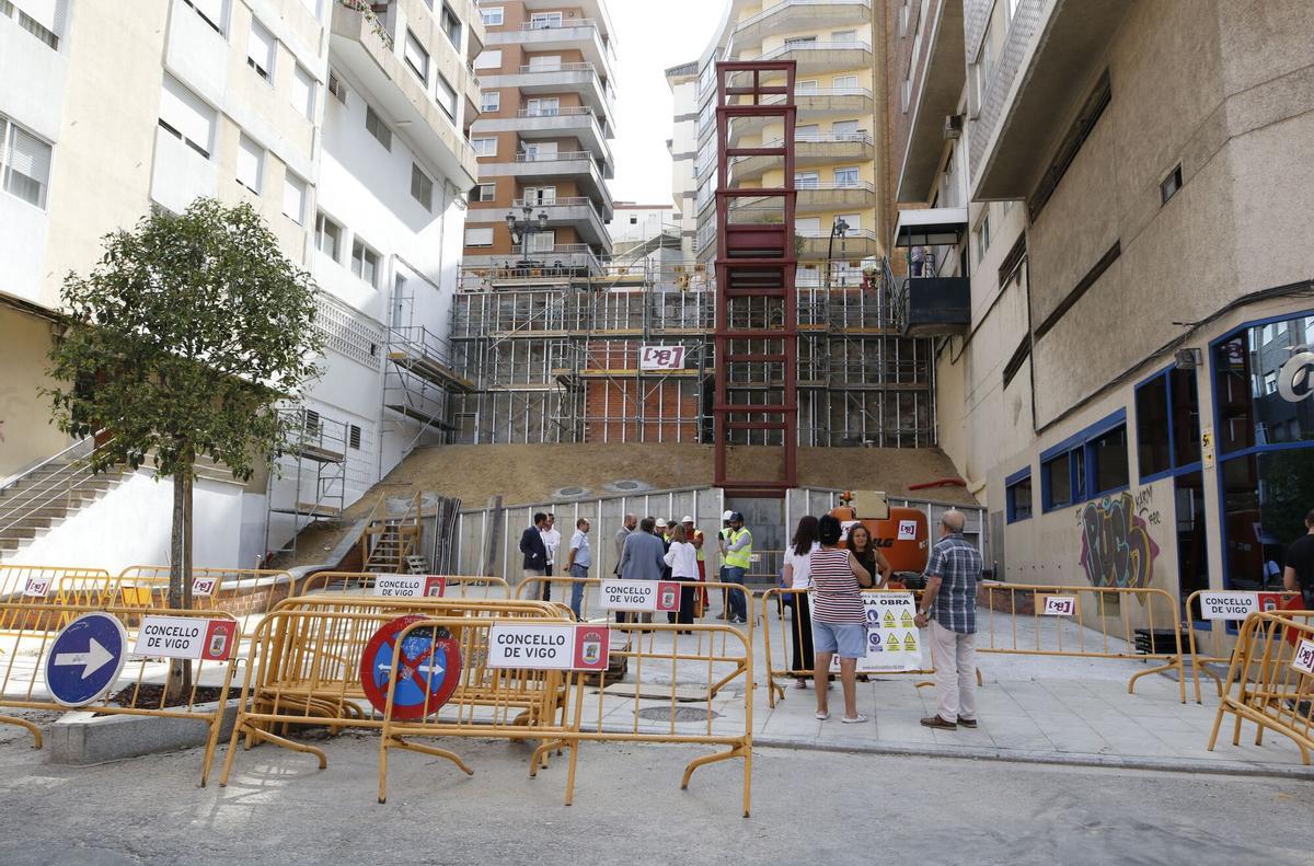 Obras de instalación del ascensor de la calle Marques de Valterra