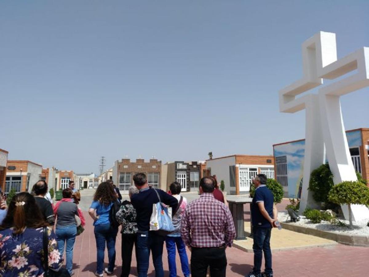 Varias personas visitan el cementerio de Molina de Segura.