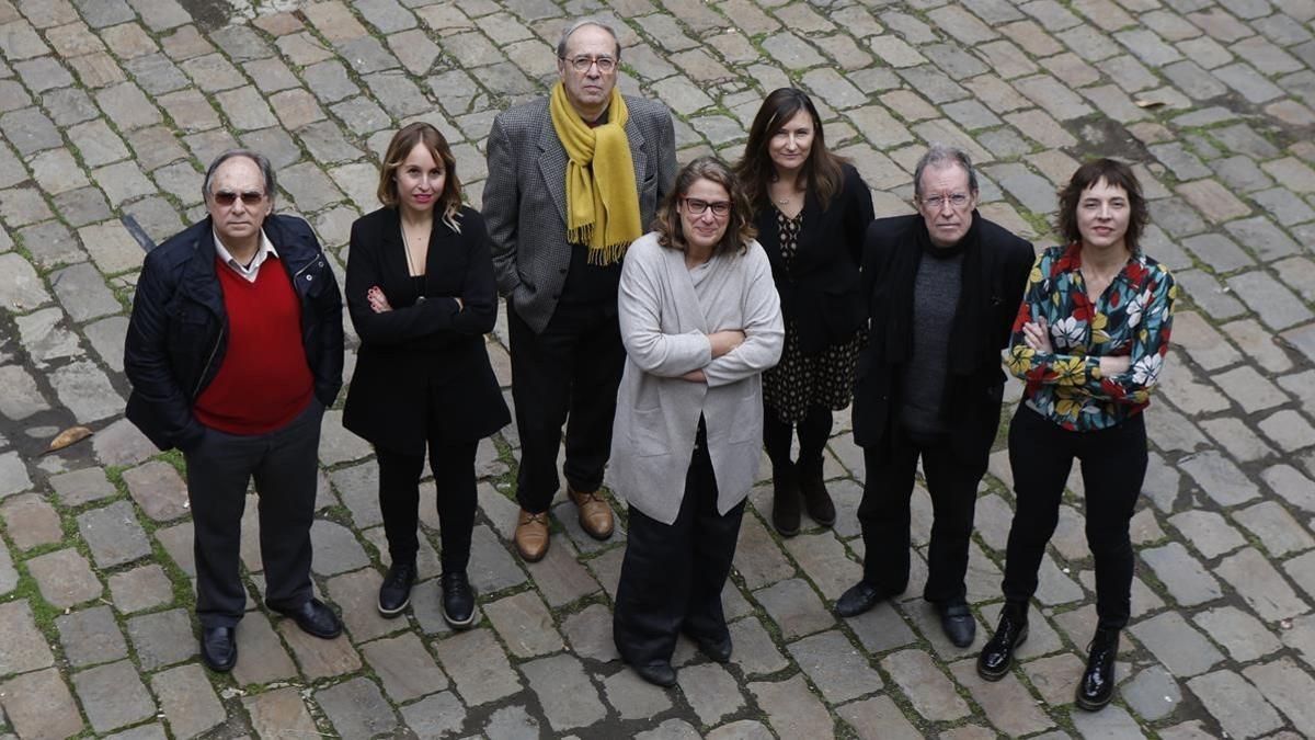 Los siete escritores que inauguran la colección de Comanegra 'Matar el monstre', de izquierda a derecha, Jordi Coca, Mar Bosch Oliveras, Julià de Jòdar, Ada Castells, Susanna Rafart, Miquel de Palol y Núria Cadenes.