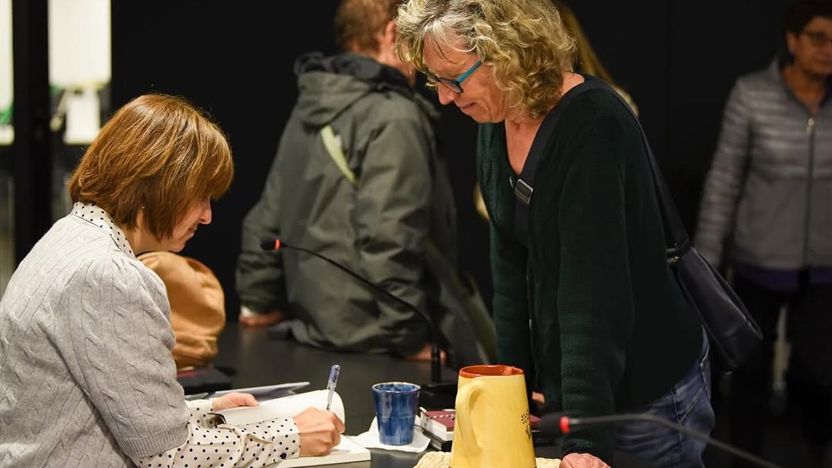 Gemma Busquets signant un exemplar del seu llibre en una presentació recent.